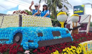 PLN UID Suluttenggo Parade kendaraan hias dalam rangkaian acara Tomohon International Flower Festival (TIFF) menampilkan pesona bunga krisan sebagai daya tarik utama. Melalui program Electrifying Agriculture, PLN mendukung petani krisan di Tomohon, Sulawesi Utara dalam mengembangkan budidaya berbasis listrik yang lebih efisien, produktif, dan berkelanjutan.