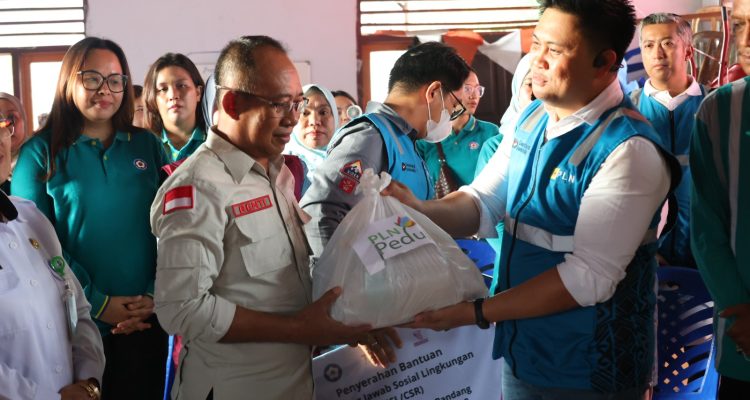 PLN UID Suluttenggo PT PLN (Persero) UP3 Kotamobagu melalui program Tanggung Jawab Sosial dan Lingkungan (TJSL) menyalurkan bantuan kemanusiaan kepada masyarakat terdampak banjir bandang di Desa Solimandungan I dan Desa Solimandungan II, Kecamatan Bolaang, Kabupaten Bolaang Mongondow.